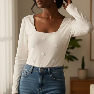 Francescas Yummi 3D Flower Applique Bodysuit White Long Sleeve Stretch Medium